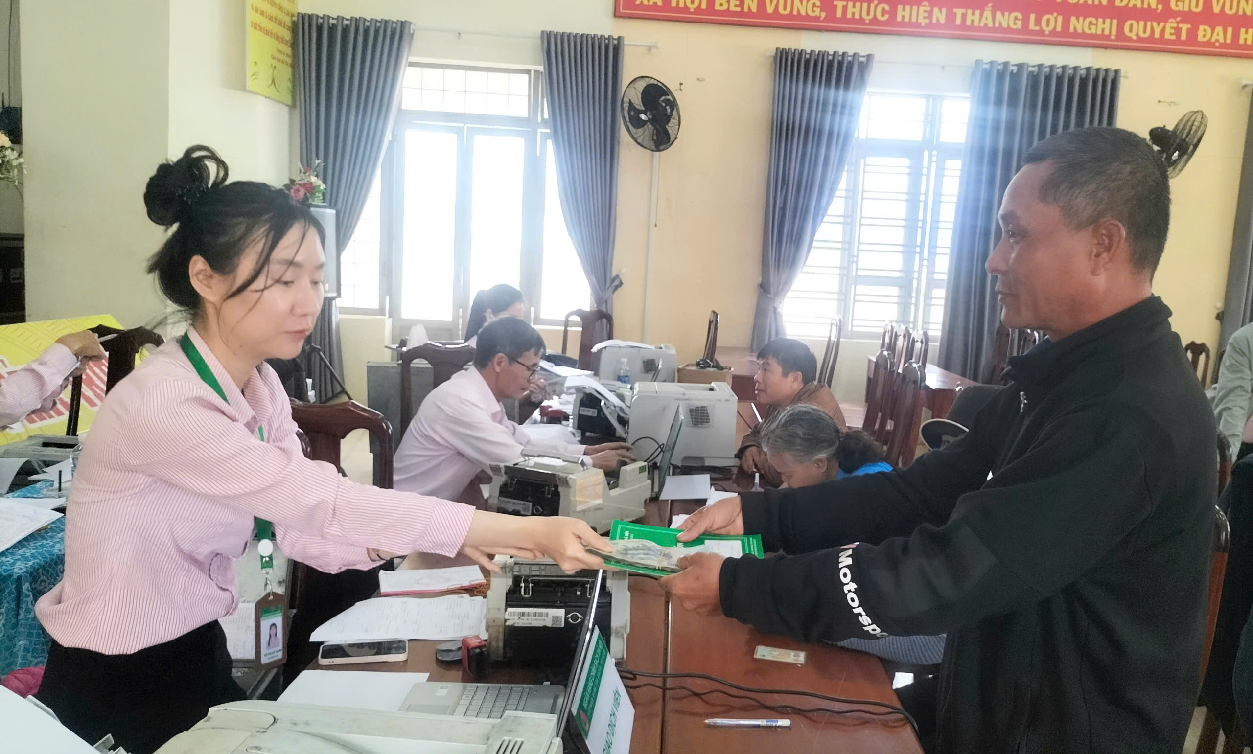 HỘI LHPN XÃ ÊA KNUÊC ĐỒNG HÀNH CÙNG SINH VIÊN NGHÈO VƯỢT KHÓ